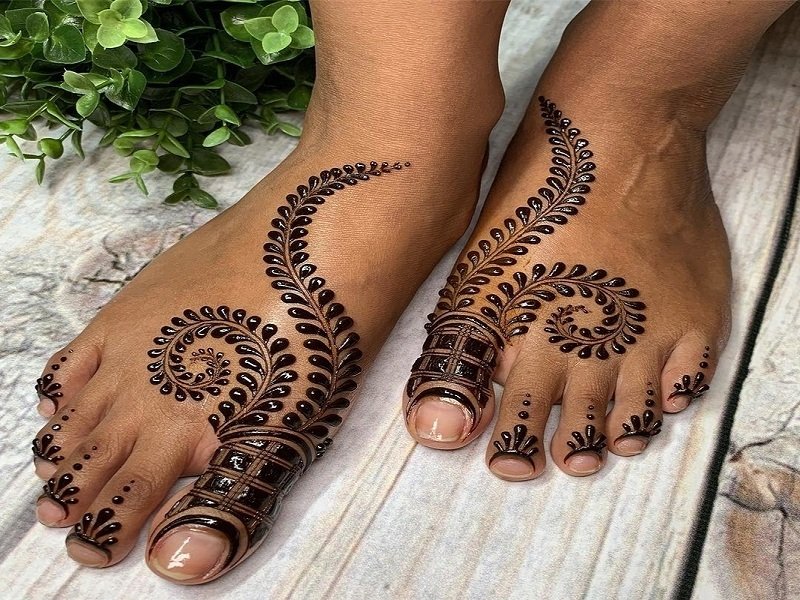 Mehndi Or Henna Designs For Feet And Legs For Karva Chauth | mehndi or  henna designs for feet and legs for karva chauth | HerZindagi