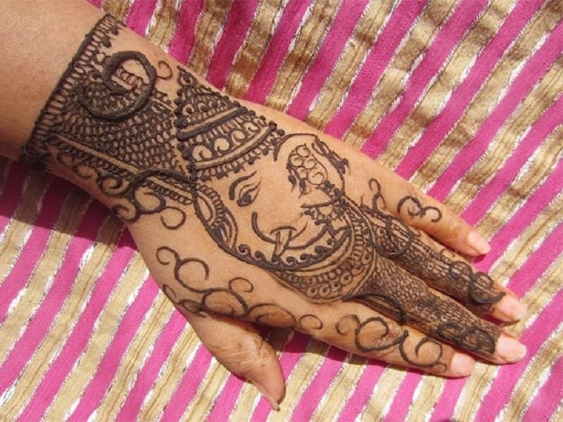 Karwa Chauth Mehndi Design: करवा चौथ के लिए यहां देखें लेटेस्ट और ट्रेंडी मेहंदी  डिजाइन, सहेलियां करेंगी तारीफ - Karwa chauth 2023 special mehndi design  simple and trendy henna design ...