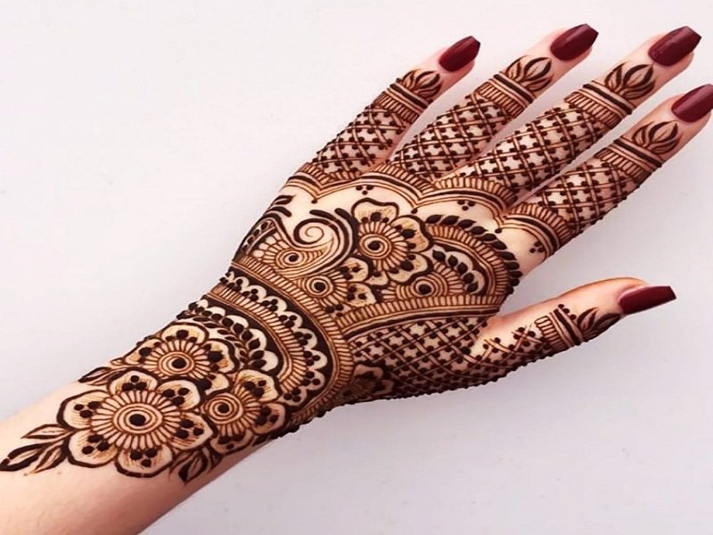 Back hand mehndi designs for karwa chauth: इस करवा चौथ पर बैक हैंड ...