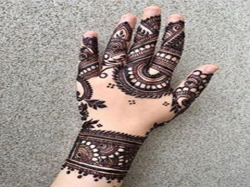 Back hand mehndi designs for karwa chauth: इस करवा चौथ पर बैक हैंड ...