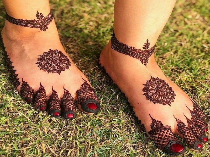 10 New Mehendi Designs To Try This Season For Your Legs – Shopzters