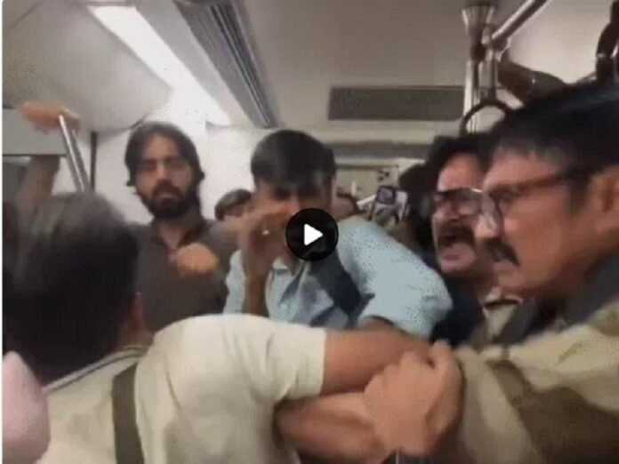 Delhi Metro Viral Video